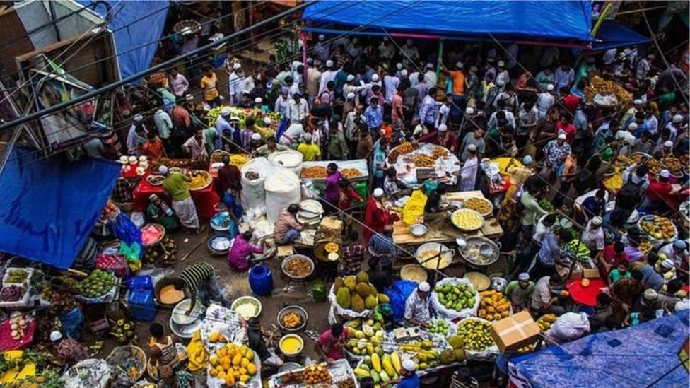 ঢাকায় ইফতার সামগ্রীর প্রধান ও বড় বাজার হয় চকবাজারেই