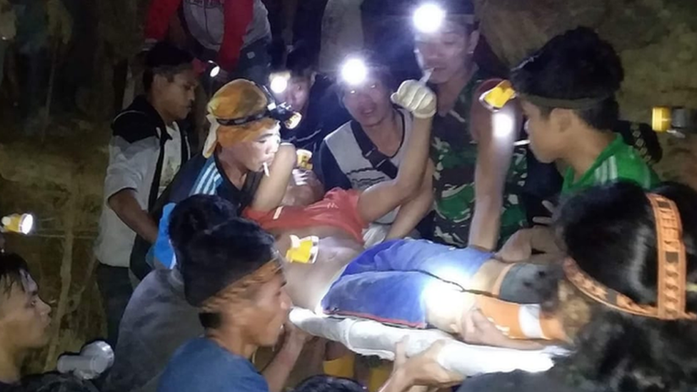 সাররারত ধরে ইন্দোনেশিয়ায় খনিতে দুর্ঘটনা কবলিতদের উদ্ধারের চেষ্টা উদ্ধারকারীরা
