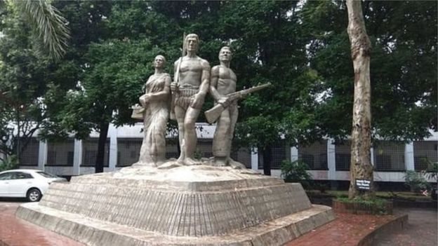 ঢাকা বিশ্ববিদ্যালয়ে কলাভবন প্রাঙ্গণে ভাস্কর্য: অপরাজেয় বাংলা।