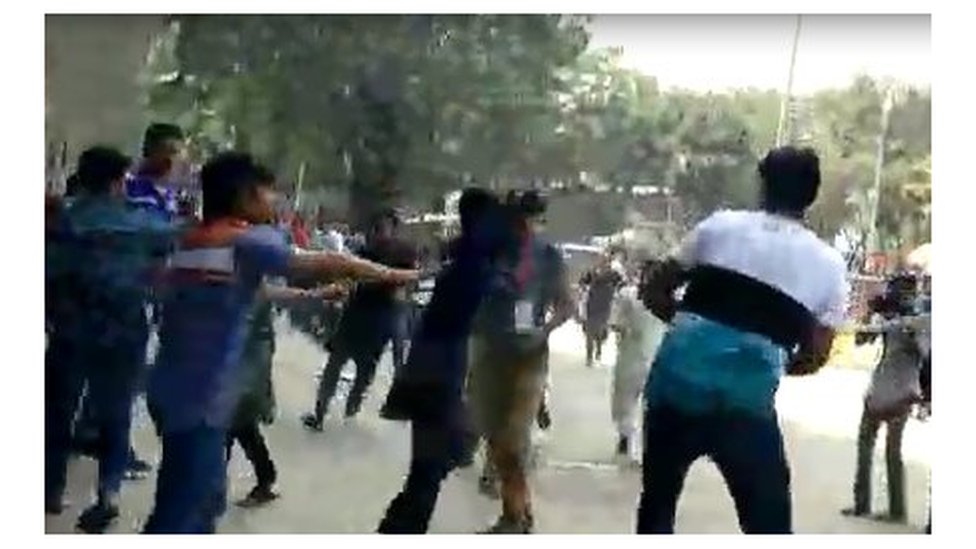 নুরুল হক ও তার সমর্থকদের ওপর ছাত্রলীগের হামলা।