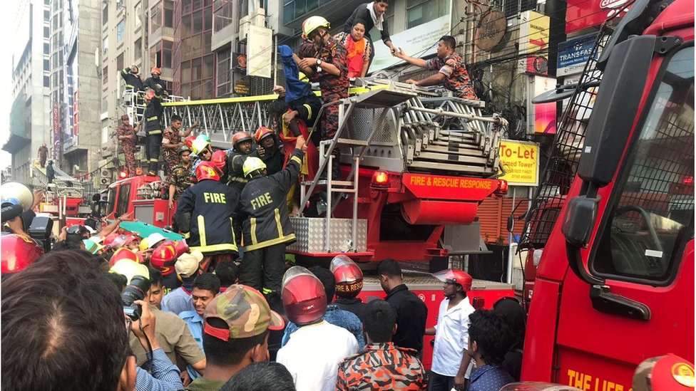 ফায়ার সার্ভিসের উদ্ধার তৎপরতা ফায়ার সার্ভিসের উদ্ধার তৎপরতা