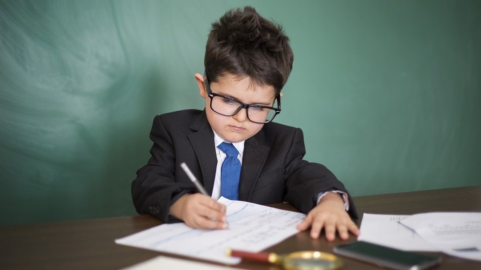 প্লেটোনিক এবং অ্যারিস্টটলিয়ান চিন্তাধারায় ধারণা করা হতো যে সঠিক ক্রোধ বলে একটি বিষয় রয়েছে