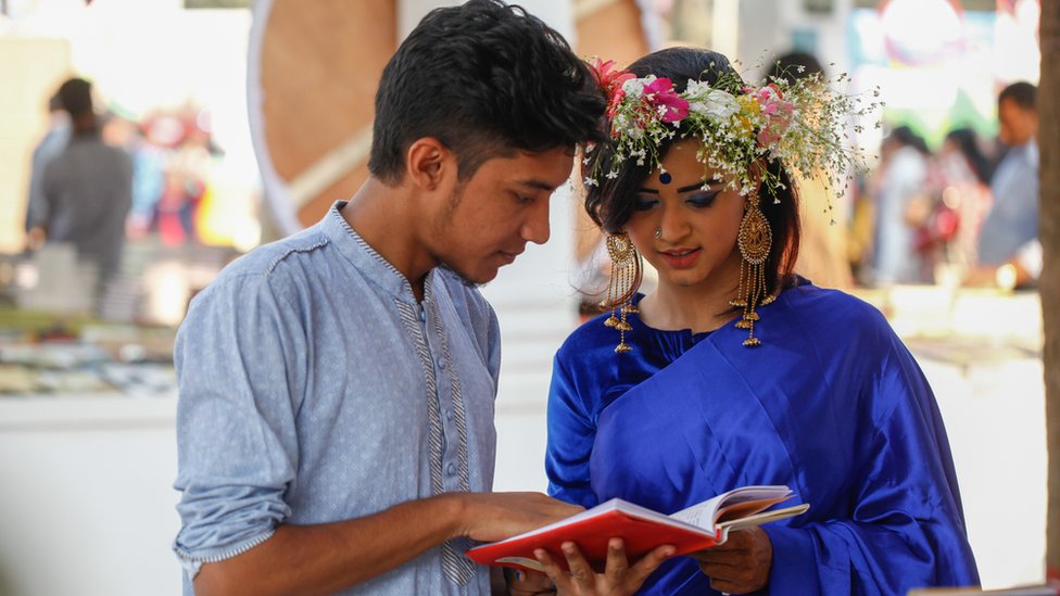 কোন পরিবেশে কারও সাথে প্রথম দেখা হচ্ছে সেটাও সঙ্গী বাছাইয়ের সিদ্ধান্তকে প্রভাবিত করে