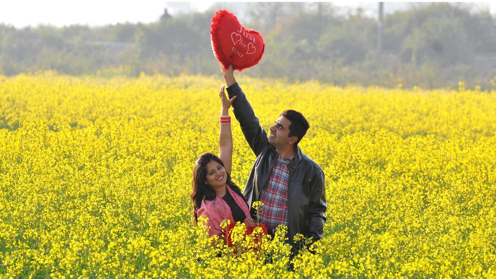 দুজন নারী-পুরুষ যখন পরস্পরকে সমানভাবে পছন্দ করে, সেটাকে অলৌকিক ঘটনা বলে মনে হয়।