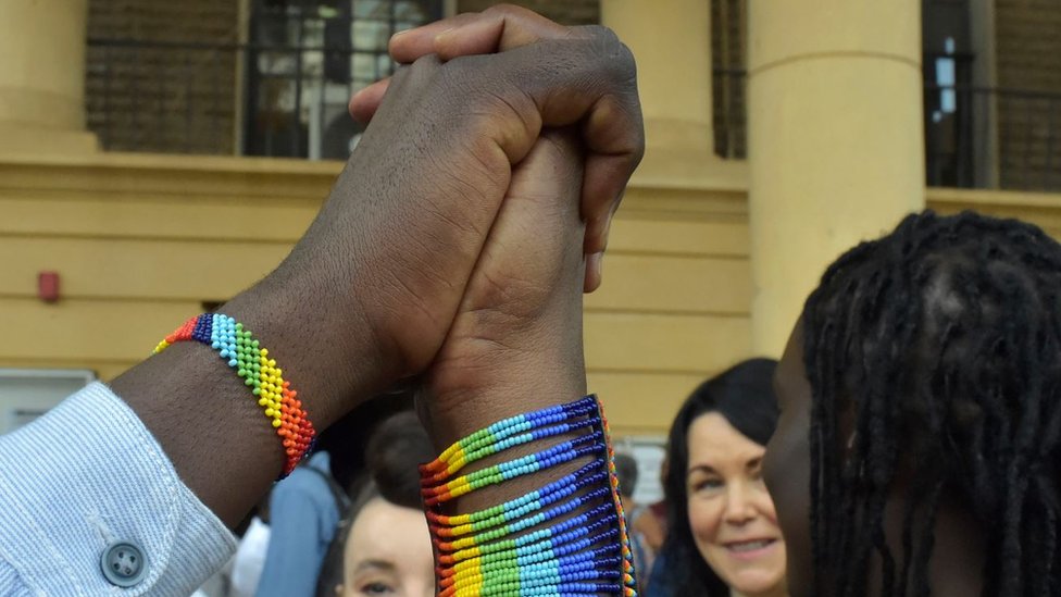 আফ্রিকার অনেকে দেশে সমকামিতাকে স্বীকৃতি দেয়া হলেও অনেক দেশে তারা এখনো হুমকির মুখে রয়েছেন আফ্রিকার অনেকে দেশে সমকামিতাকে স্বীকৃতি দেয়া হলেও অনেক দেশে তারা এখনো হুমকির মুখে রয়েছেন