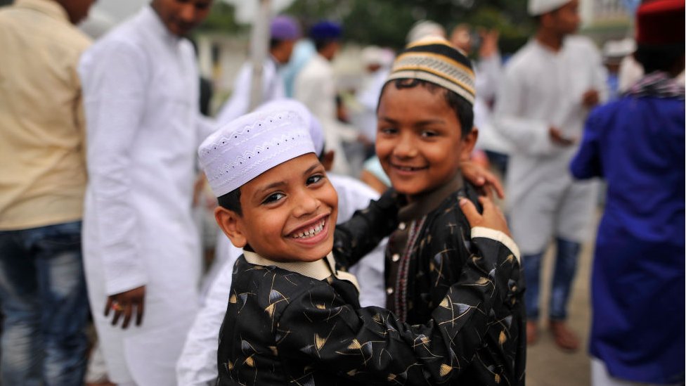 ঈদে কোলাকোলি করছে দুই শিশু।