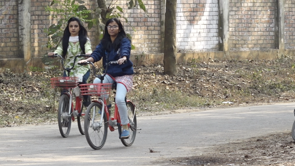 ঢাকার রাস্তায় একা সাইকেল চালানোতে স্বচ্ছন্দ্য বোধ করেন না অনেক নারীই