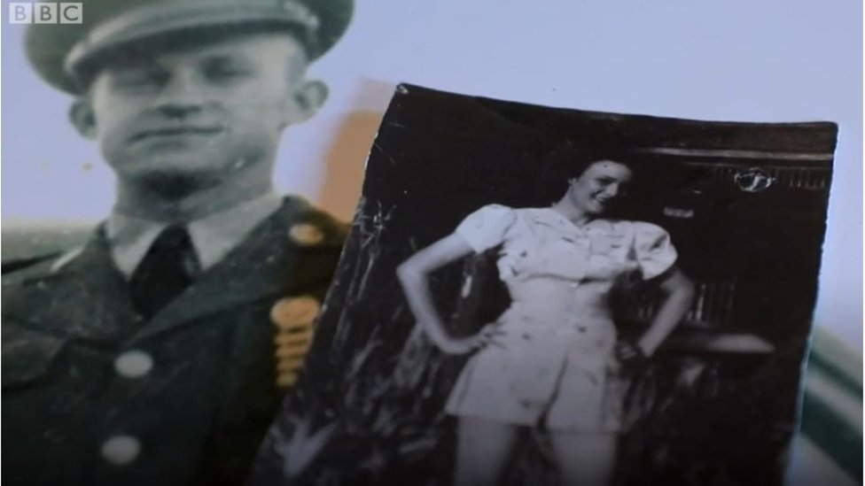 পুরোনো দিনের ছবিতে মিজ গেনেই ও মিস্টার রবিন্স।