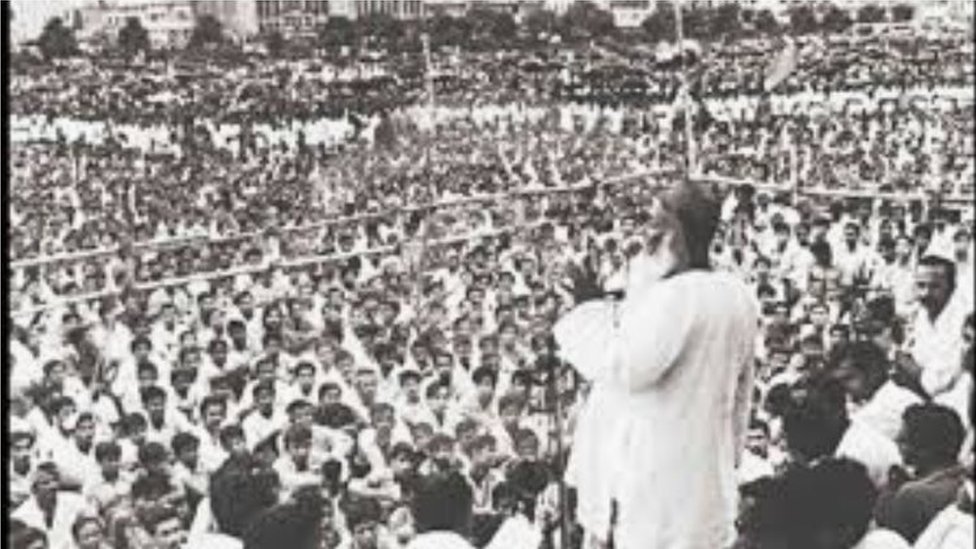 একটি জনসভায় ভাষণ দিচ্ছেন আওয়ামী লীগের প্রতিষ্ঠাতা সভাপতি মওলানা আব্দুল হামিদ খান ভাসানী