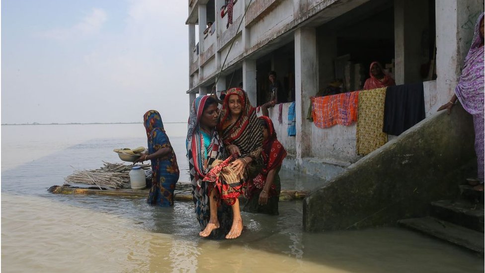 বন্যায় দূর্গত স্থানীয় বাসিন্দারা বন্যায় দূর্গত স্থানীয় বাসিন্দারা