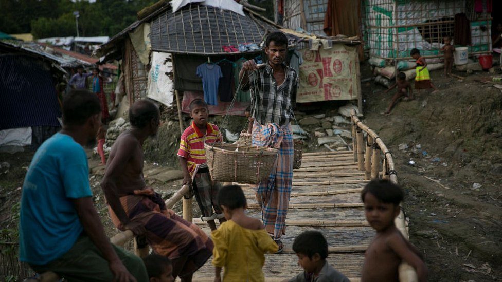 নয়াপাড়া ক্যাম্পে রোহিঙ্গা শরণার্থীরা। নয়াপাড়া ক্যাম্পে রোহিঙ্গা শরণার্থীরা।