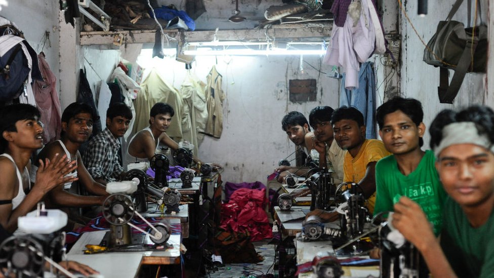 ধারাভি বস্তির অনেকেই চামড়া সামগ্রী তৈরির ফ্যাক্টরিতে কাজ করেন।