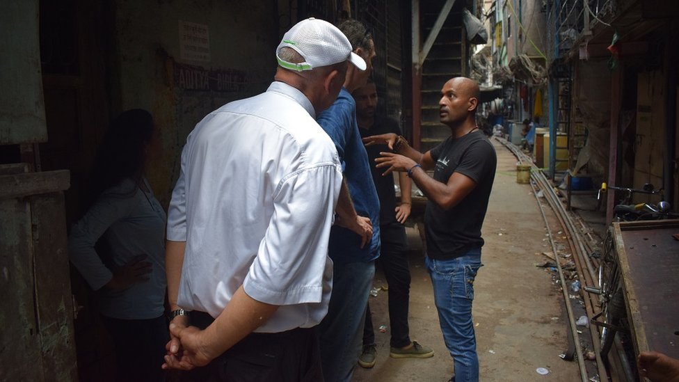 কৃষ্ণা পূজারী ২০০৫ সালে “রিয়ালিটি টুরস অ্যান্ড ট্রাভেল নামে একটি কোম্পানি খুলেছিলেন।