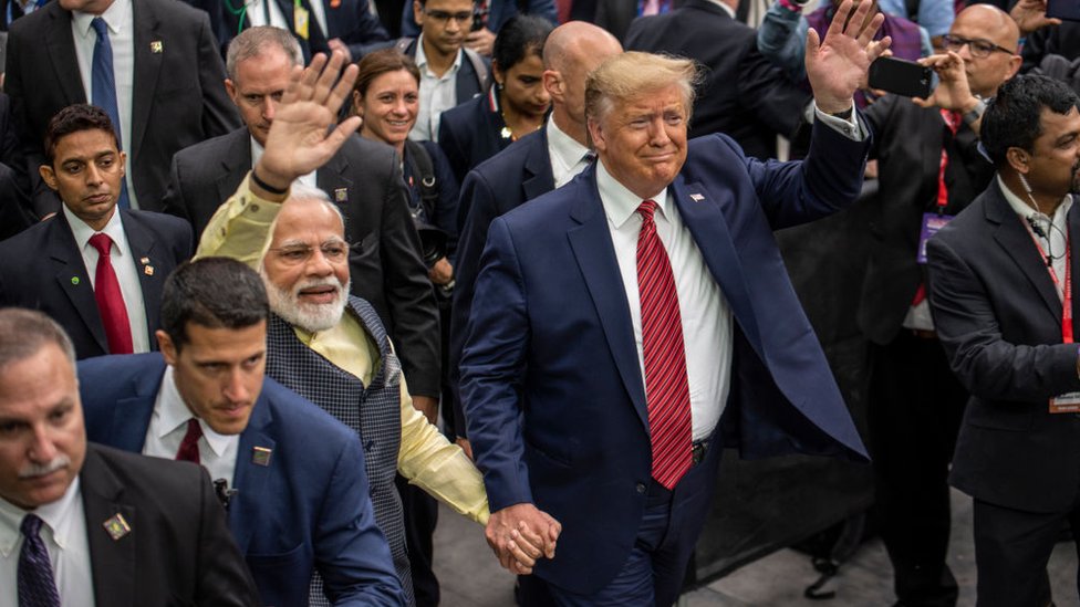 টেক্সাসে হাত ধরাধরি করে প্রধানমন্ত্রী মোদী ও প্রেসিডেন্ট ট্রাম্প