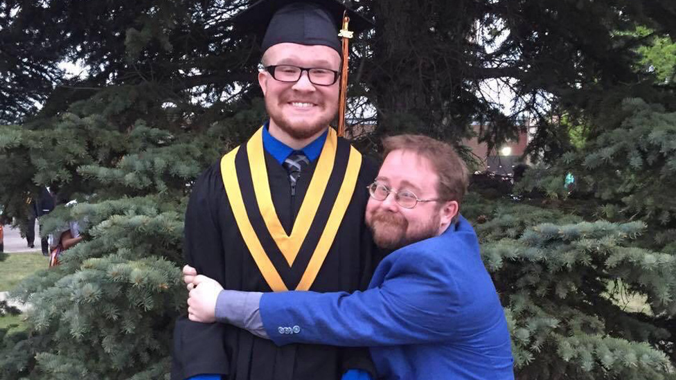 ভাইয়ের ছেলে স্নাতক হওয়ার দিকে জড়িয়ে ধরেছেন অ্যালান