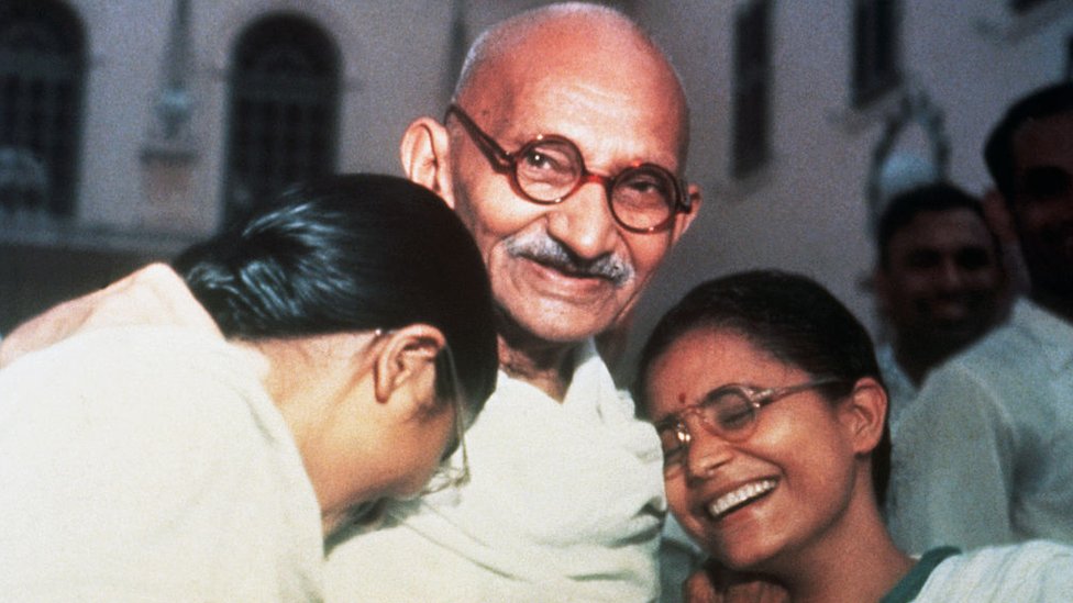 নাতনি মানু এবং আভা গান্ধীর সাথে মোহনদাস করমচাঁদ গান্ধী, দিল্লিতে বিরলা হাউজে নাতনি মানু এবং আভা গান্ধীর সাথে মোহনদাস করমচাঁদ গান্ধী, দিল্লিতে বিরলা হাউজে