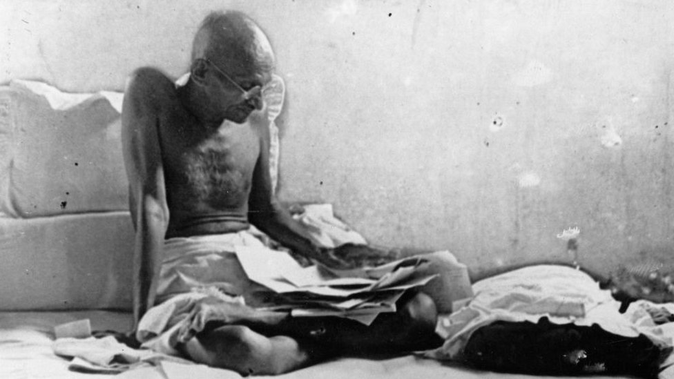 পুনার জেলখানা থেকে মুক্তি পাওয়ার পর ব্রিটিশ সরকারের বিরুদ্ধে অনশন শুরু করেন মহাত্মা গান্ধী পুনার জেলখানা থেকে মুক্তি পাওয়ার পর ব্রিটিশ সরকারের বিরুদ্ধে অনশন শুরু করেন মহাত্মা গান্ধী