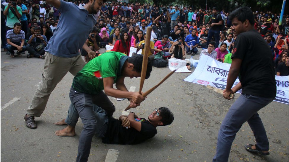 ক্ষমতাসীন ছাত্র সংগঠনগুলোর বিরুদ্ধে শিক্ষার্থীদের নির্যাতনের অভিযোগ রয়েছে। সেই ঘটনায় প্রতীকের মাধ্যমে তুলে ধরছেন বিক্ষোভকারী শিক্ষার্থীরা