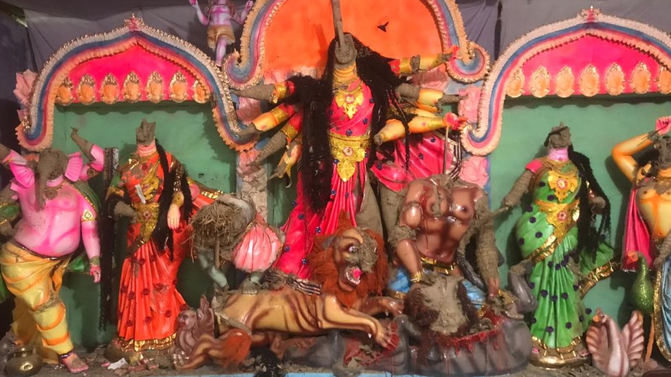 হামলা চালিয়ে ভেঙে ফেলা হয়েছে হিন্দুদের দেব-দেবীর মূর্তি হামলা চালিয়ে ভেঙে ফেলা হয়েছে হিন্দুদের দেব-দেবীর মূর্তি
