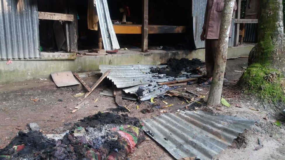 পুড়িয়ে দেয়া বাড়ির একাংশ পুড়িয়ে দেয়া বাড়ির একাংশ