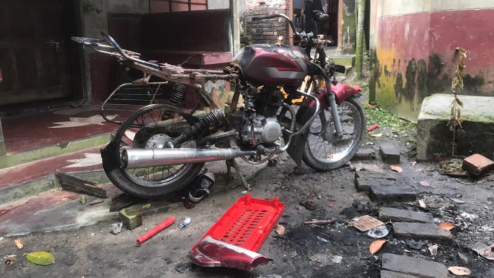 হামলায় পুড়িয়ে দেয়া একটি মোটরসাইকেল হামলায় পুড়িয়ে দেয়া একটি মোটরসাইকেল