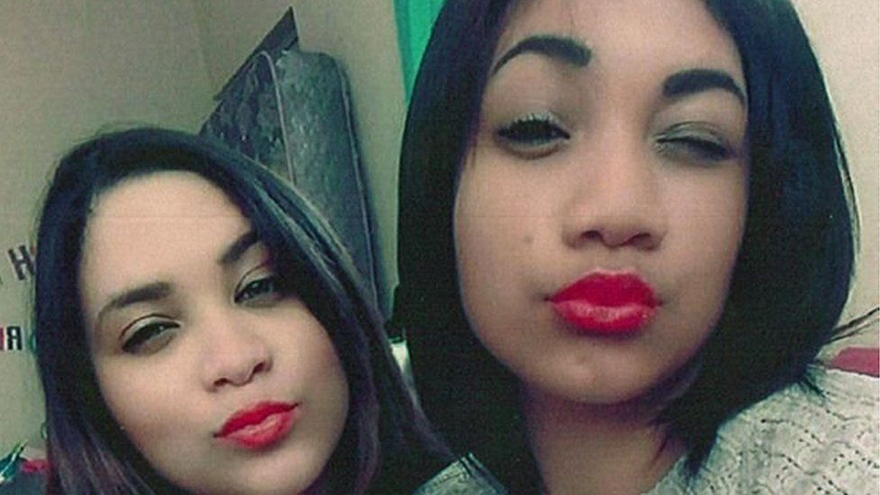 দুজনের চেহারার সাদৃশ্য সবাইকে আকৃষ্ট করেছিল। দুজনের চেহারার সাদৃশ্য সবাইকে আকৃষ্ট করেছিল।