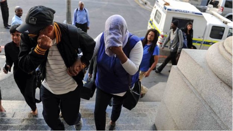 লাভোনা সলমন (মুখ ঢাকা) আদালতে লাভোনা সলমন (মুখ ঢাকা) আদালতে