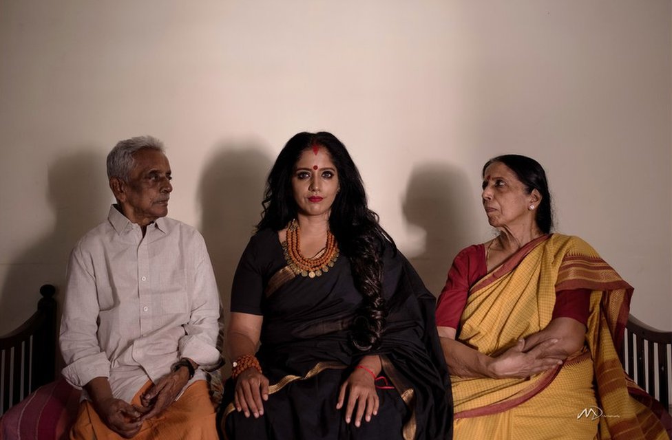 লেখক লক্ষ্মী রাজিভ বলছেন, ভাল মেয়ে হওয়ার জন্য সমাজ নারীদের ওপর বিশাল বোঝা চাপিয়ে দিয়েছে। লেখক লক্ষ্মী রাজিভ বলছেন, ভাল মেয়ে হওয়ার জন্য সমাজ নারীদের ওপর বিশাল বোঝা চাপিয়ে দিয়েছে।