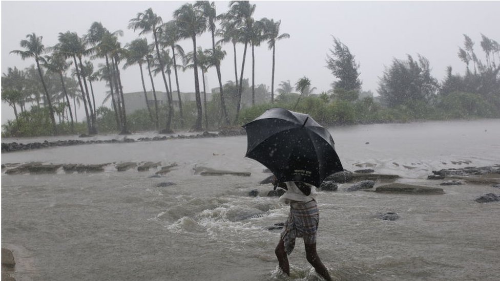 ঘূর্ণিঝড় ফণী আঘাত হানার পর উপকূলে ভারি বৃষ্টিপাত হয়।