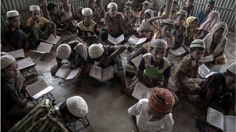 কয়েকটি প্রাথমিক স্কুলের বাইরে বেশ কয়েকটি মাদ্রাস রয়েছে, যেখানে ধর্মীয় শিক্ষায় গুরুত্ব দেয়া হয় কয়েকটি প্রাথমিক স্কুলের বাইরে বেশ কয়েকটি মাদ্রাস রয়েছে, যেখানে ধর্মীয় শিক্ষায় গুরুত্ব দেয়া হয়