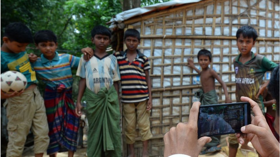 বিশেষজ্ঞরা বলছেন, রোহিঙ্গা ক্যাম্পের বিপুল শিশু-কিশোরদের সঠিক শিক্ষা দেয়া না গেলে, ভবিষ্যতে সামাজিকভাবে সমস্যা তৈরি হতে পারে বিশেষজ্ঞরা বলছেন, রোহিঙ্গা ক্যাম্পের বিপুল শিশু-কিশোরদের সঠিক শিক্ষা দেয়া না গেলে, ভবিষ্যতে সামাজিকভাবে সমস্যা তৈরি হতে পারে