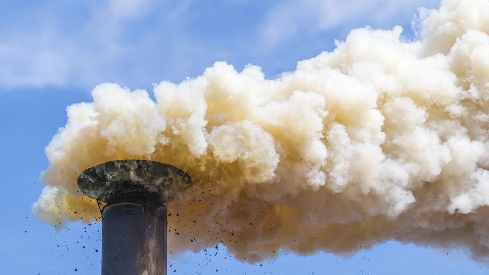 চিমনি থেকে কার্বন ডাই অক্সাইড গ্যাস নিঃসরন।