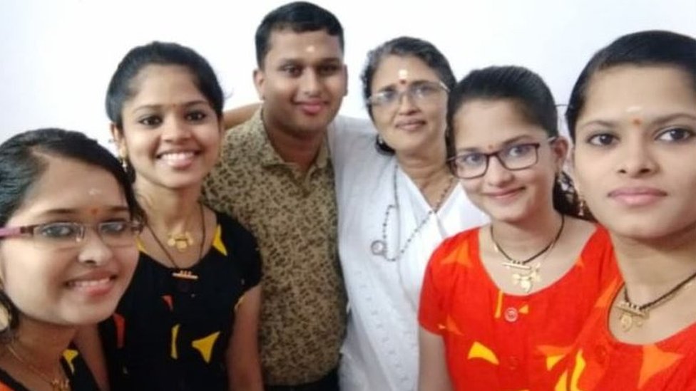 মায়ের সাথে ৫ ভাইবোন। মায়ের সাথে ৫ ভাইবোন।
