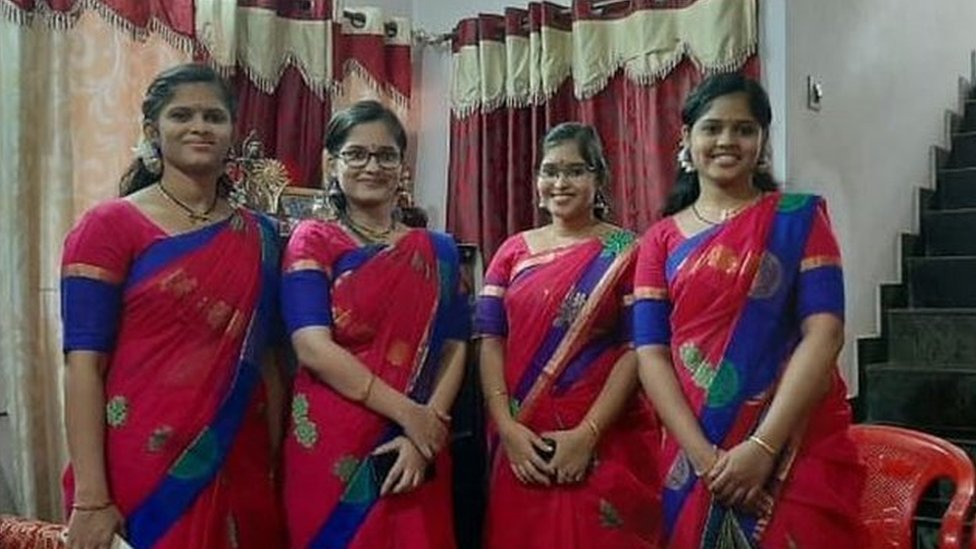 চারবোনের চেহারায় তেমন একটা মিল নেই। চারবোনের চেহারায় তেমন একটা মিল নেই।