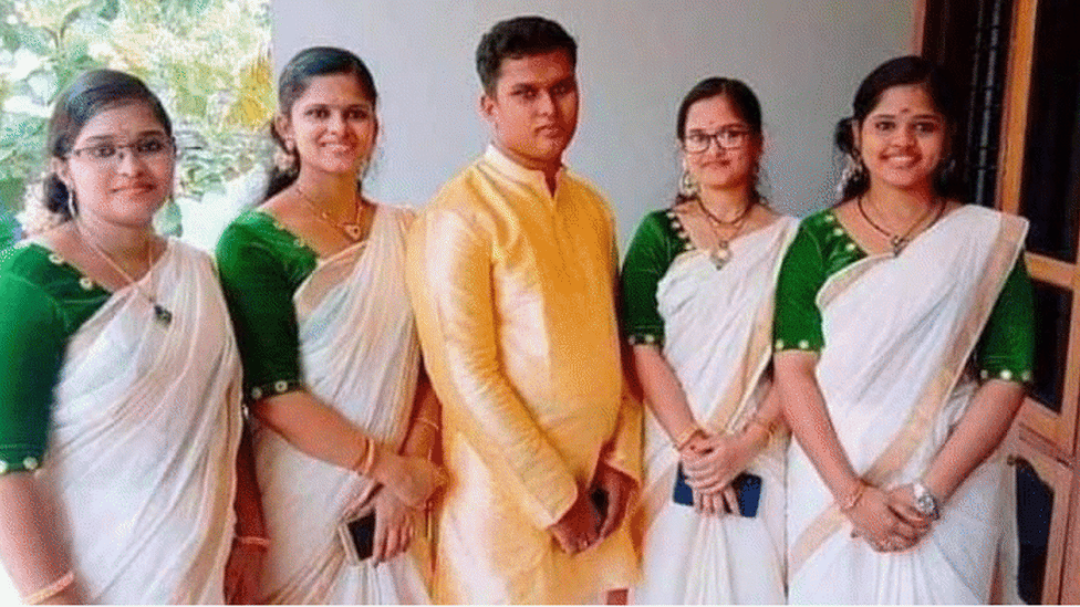 উথরাজন তার বোনদের সাথে উথরাজন তার বোনদের সাথে