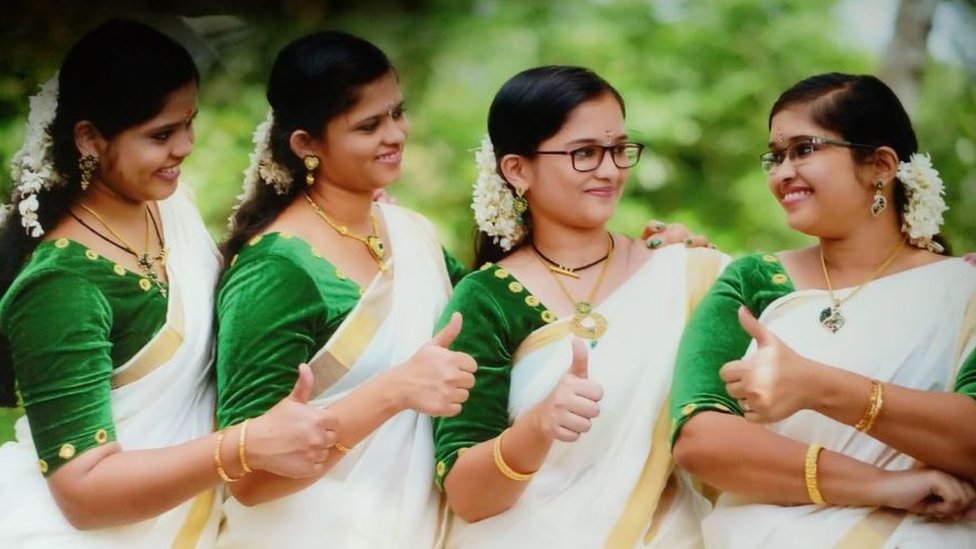 চারজন বোন তাদের বাগদানের দিন ক্যামেরাবন্দি হন। চারজন বোন তাদের বাগদানের দিন ক্যামেরাবন্দি হন।