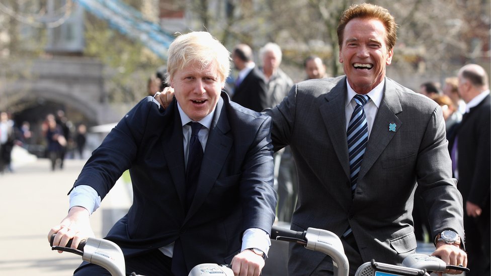 লন্ডনের মেয়র থাকার সময় হলিউডের তারকা অভিনেতা আর্নল্ড শোয়ার্জনিগারের সঙ্গেও সাইকেল ব্যবহারের প্রচারণা চালিয়েছেন বরিস জনসন