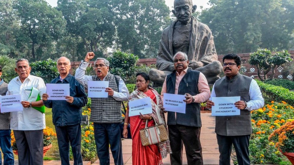 পার্লামেন্টে গান্ধী-মূর্তির সামনে প্রতিবাদে বিরোধী দলীয় এমপি-রা পার্লামেন্টে গান্ধী-মূর্তির সামনে প্রতিবাদে বিরোধী দলীয় এমপি-রা