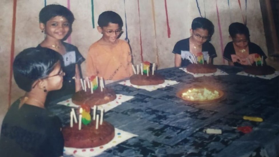 পাঁচ ভাইবোনের পাঁচটি আলাদা কেক কাটছে পাঁচ ভাইবোনের পাঁচটি আলাদা কেক কাটছে