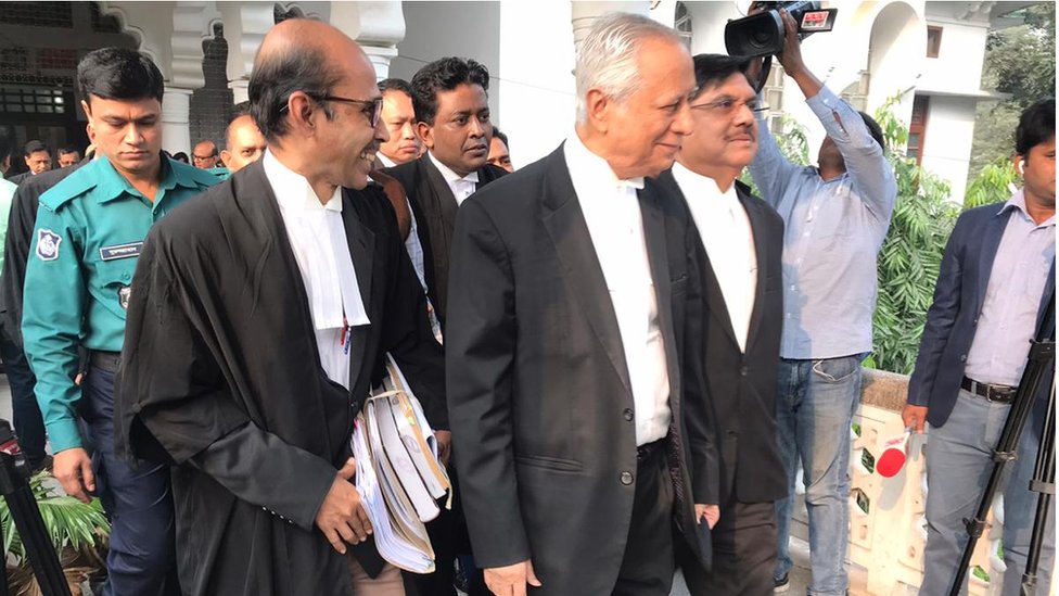 অ্যাটর্নি জেনারেল মাহবুবে আলম ও রাষ্ট্রপক্ষের আইনজীবীরা। অ্যাটর্নি জেনারেল মাহবুবে আলম ও রাষ্ট্রপক্ষের আইনজীবীরা।