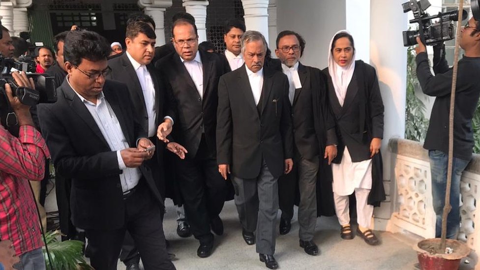 খালেদা জিয়ার আইনজীবী জয়নাল আবেদিনসহ অন্যান্য আইনজীবীরা। খালেদা জিয়ার আইনজীবী জয়নাল আবেদিনসহ অন্যান্য আইনজীবীরা।