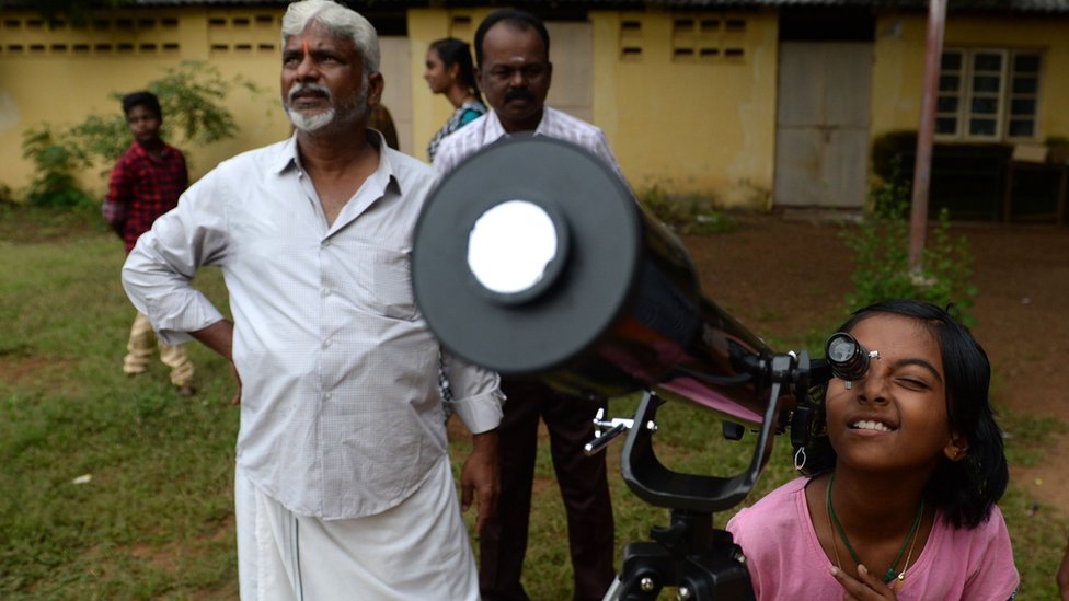ভারতে বিভিন্ন এলাকায় শিশুদের সূর্যগ্রহণ দেখার জন্য নানারকম আয়োজন করা হয় ভারতে বিভিন্ন এলাকায় শিশুদের সূর্যগ্রহণ দেখার জন্য নানারকম আয়োজন করা হয়