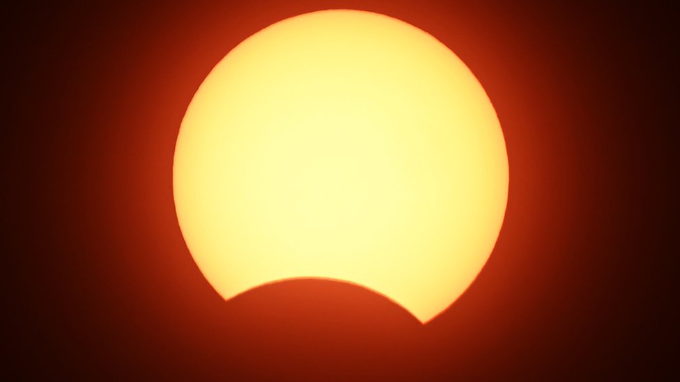 পাকিস্তানে সূর্যগ্রহণের সময় দেখা যায় এরকম দৃশ্য পাকিস্তানে সূর্যগ্রহণের সময় দেখা যায় এরকম দৃশ্য