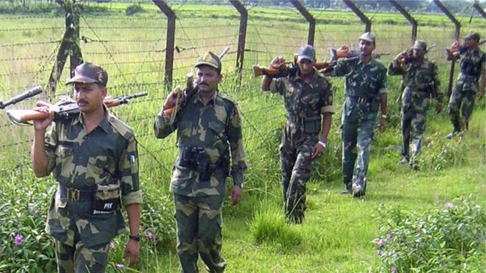 বাংলাদেশ-ভারত সীমান্তে বিএসএফের টহল বাংলাদেশ-ভারত সীমান্তে বিএসএফের টহল