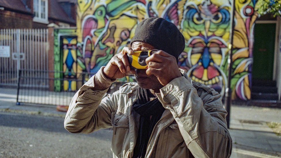 সানি ছবি তুলে নিজের গল্প বলছেন এখন।