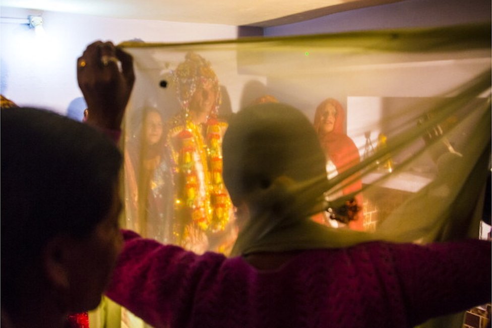 বিয়ের পর বেশিরভাগ নারীরা তাদের স্বামীর বাড়িতে বসবাস করতে যান বিয়ের পর বেশিরভাগ নারীরা তাদের স্বামীর বাড়িতে বসবাস করতে যান