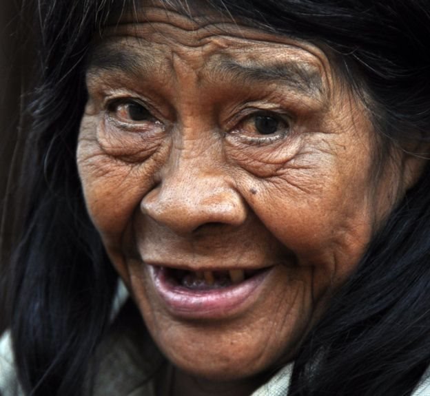 জঙ্গলের গভীরে বসবাস করে শিকার করে জীবিকা নির্বাহ করে আচে জনগোষ্ঠী