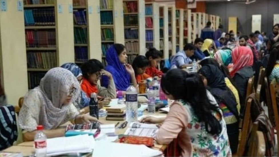 এইচএসসি পরীক্ষার ফলাফল প্রকাশের পর শিক্ষার্থীদের ভর্তি পছন্দের তালিকায় যেমন বাংলাদেশের অনেক বিশ্ববিদ্যালয়ে ভর্তির পাশাপাশি অনেকে বিদেশে পড়তে যাবার কথাও ভাবছেন।