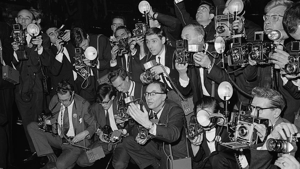 রিটা ফারিয়ার ছবি তুলতে ফটোগ্রাফারদের ভিড়।