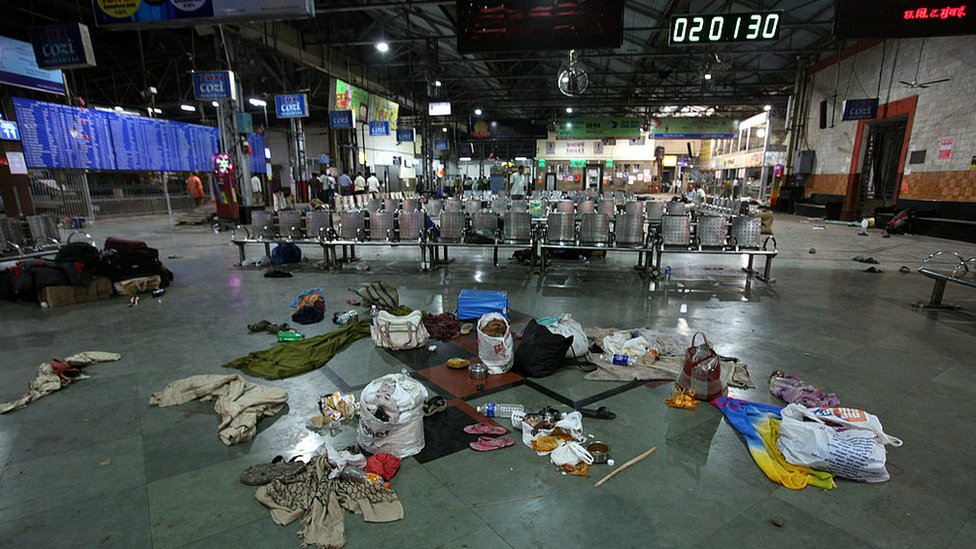 ২৬/১১-র হামলার পর মুম্বাইয়ের চার্চগেট স্টেশন, যেখান থেকে ধরা পড়েছিল আজমল কাসব ২৬/১১-র হামলার পর মুম্বাইয়ের চার্চগেট স্টেশন, যেখান থেকে ধরা পড়েছিল আজমল কাসব